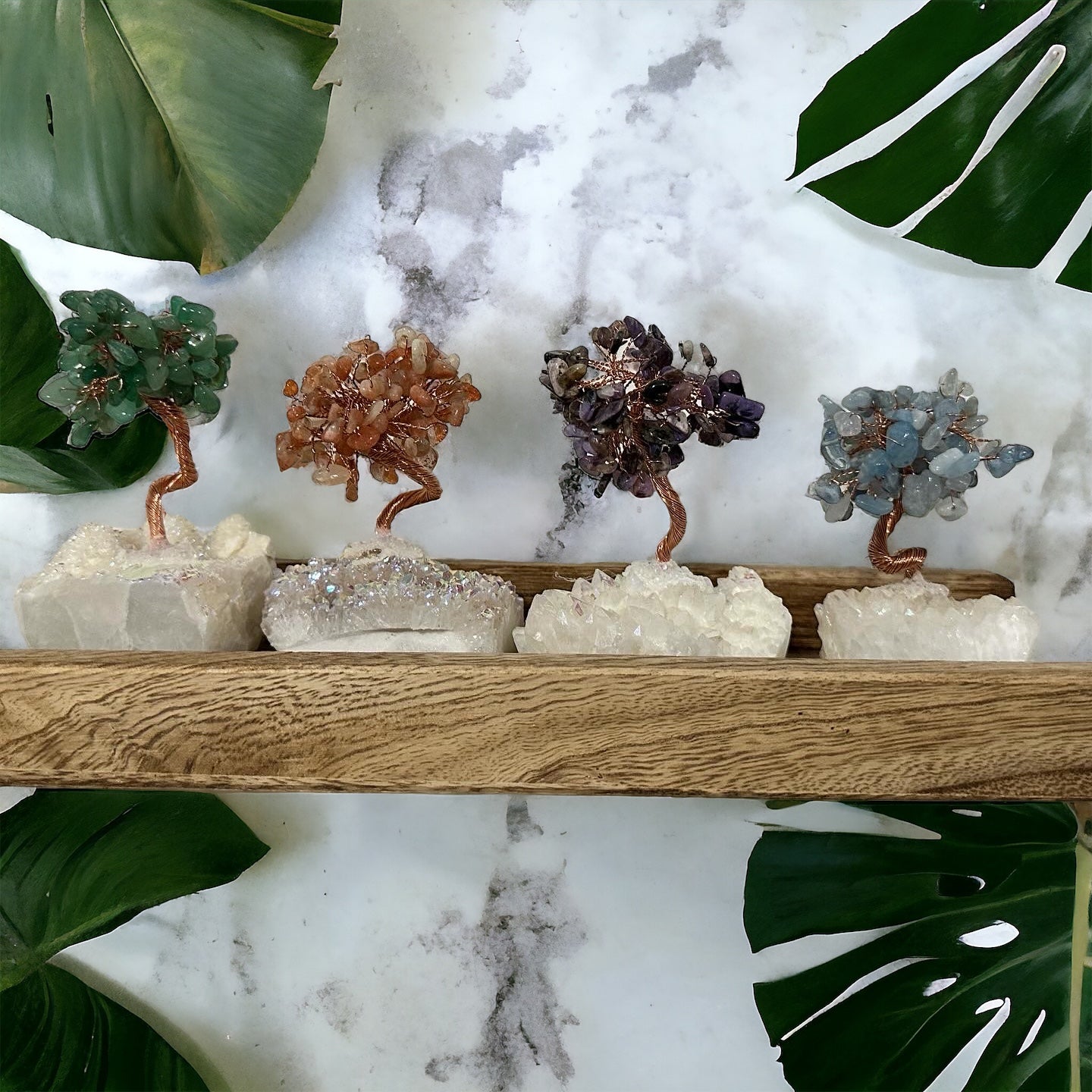 Árbol bonsái de cristal sobre una base de cuarzo con aura de ángel.